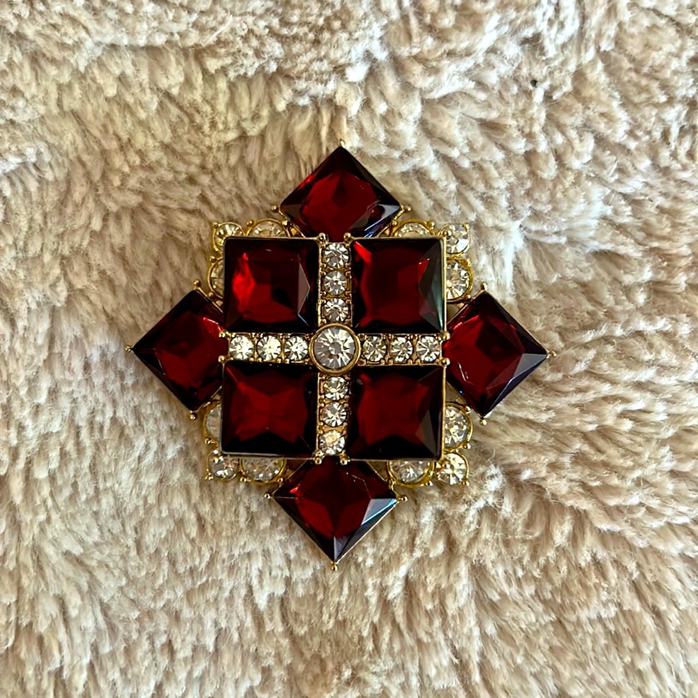 2014 Collectible Avon Broche